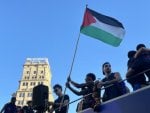 وزير الدفاع الصهيوني ينتقد يامال بعد رفعه علم فلسطين