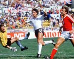 من صاحب أعلى نسبة مساهمة تهديفية لمنتخب بلاده في نسخة واحدة من كأس العالم؟