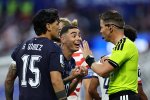 Almirón, el primer caso de expulsión en el Mundial por cubrirse la boca