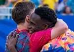 Abrazo entre Lukumi y Conceição enciende especulaciones sobre el traspaso del defensor del Bolonia a la Juventus