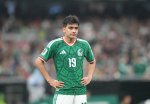 Arsenal Lidera la Carrera por Gilberto Mora Frente a Liverpool