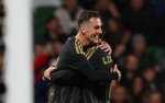 Les fans de la Juventus célèbrent la victoire contre Perth, Milik brille