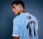 إنزو فيرنانديز يرتدي القميص رقم 17 مع مانشستر سيتي