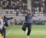 El árbitro muestra tarjeta roja a Moamen Soliman contra Al-Quwa Al-Jawiya
