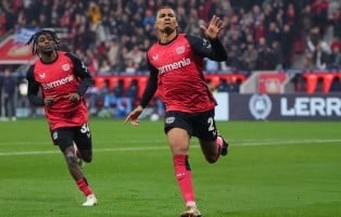 Amine Adli en larmes lors de ses adieux aux supporters du Bayer Leverkusen