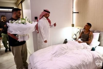 لفتة إنسانية من الأهلي.. زيارة خاصة لمصاب جوهور