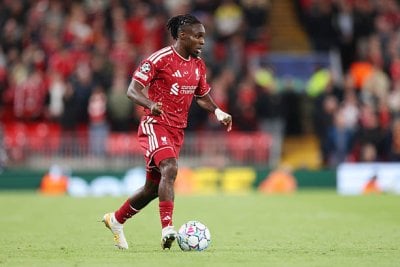 Liverpool considera desprenderse de Frimpong y apunta a Koundé