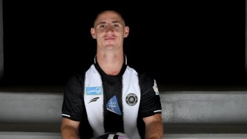 إصابة لاعب الشباب بودينيس وغيابه عن مباراة القادسية