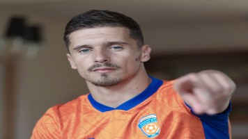 نجم الفيحاء يتغنى بقائد الهلال قبل موقعة آسيا