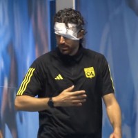 حجارة جماهير مارسيليا تصيب مدرب ليون وتأجل اللقاء