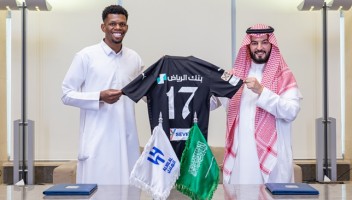 الأهلي يرفض بيع المدة المتبقية في عقد الربيعي للهلال