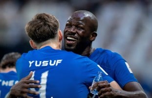 الهلال يضرب السد بثلاثية ويواصل تألقه في دوري أبطال آسيا للنخبة