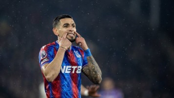 برشلونة يجهز عرضًا أوليًا للتعاقد مع لاعب كريستال بالاس