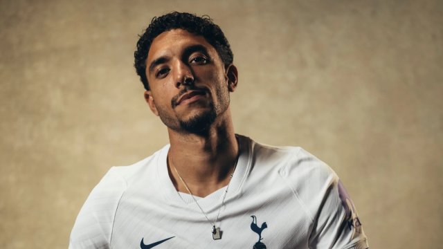 عمر مرموش يرتدي القميص رقم 22 مع توتنهام