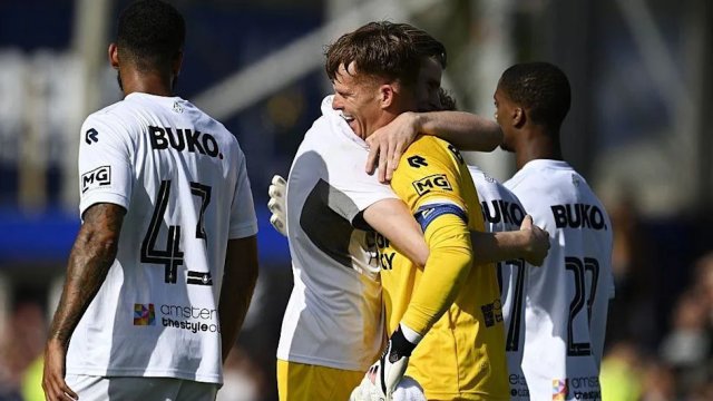 Goalkeeper scores brace and becomes his team's top scorer in Netherlands