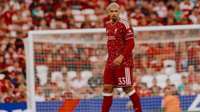 Liverpool plan to buy Araujo's contract from FC Barcelona