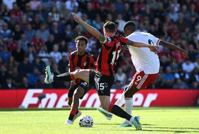 Liverpool vence a Bournemouth en el primer partido de Iraola contra su antiguo equipo