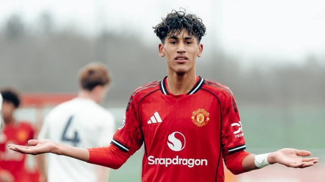 Le talent de Manchester United continue d'étudier les offres avant de décider de son avenir