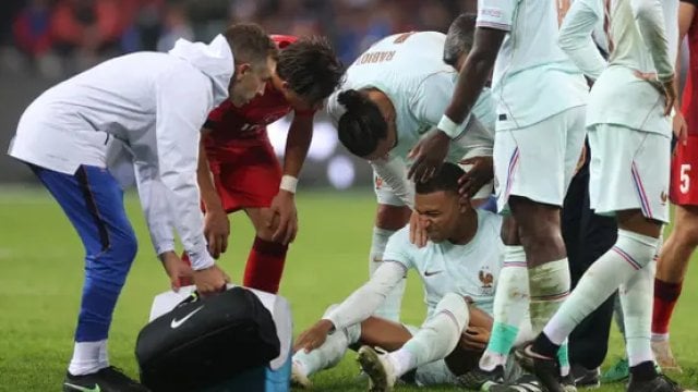 Mbappé returns to Madrid to complete knee injury tests