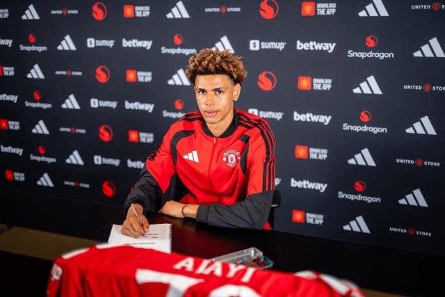 Noah Agyei signs first professional contract with Manchester United