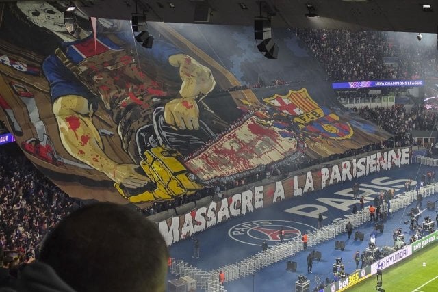 برشلونة يتقدم بشكوى رسمية ضد باريس سان جيرمان بسبب التيفوهات المسيئة