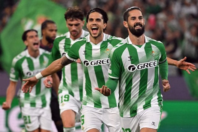 ريال بيتيس يهزم فينورد ويعمّق جراحه في دوري أبطال أوروبا