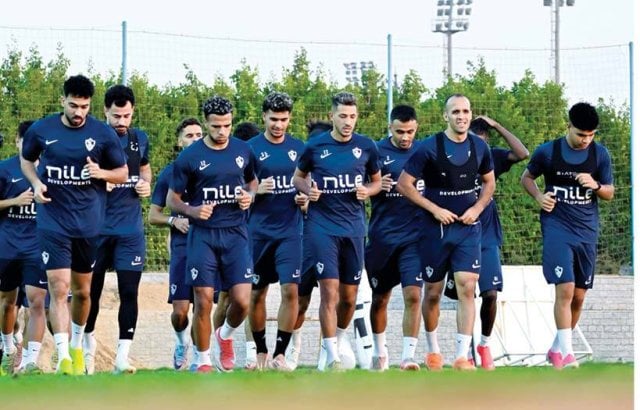 Mahmoud Gehad entrena con el balón durante la práctica del Zamalek