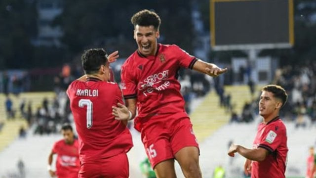 USM Alger vence a CS Constantine con dos goles fuera de casa