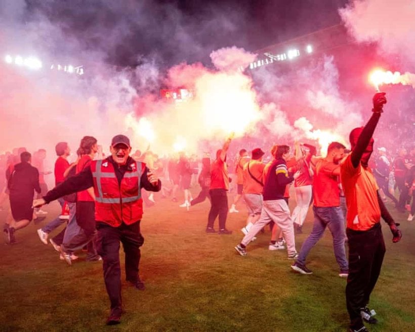 Émeute de supporters interrompt le derby de Prague