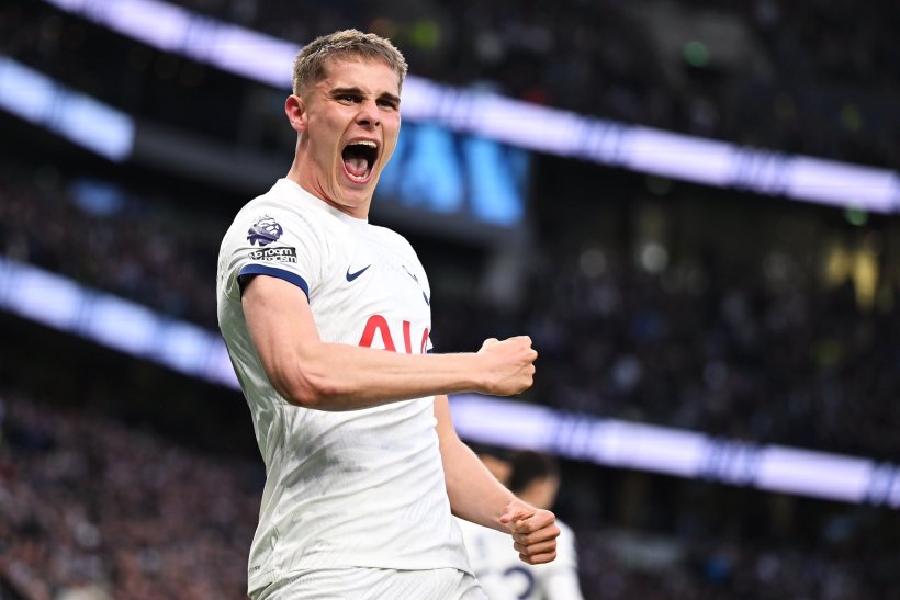 Van de Ven Delays Contract Renewal with Tottenham Amid Interest from Liverpool and Barcelona