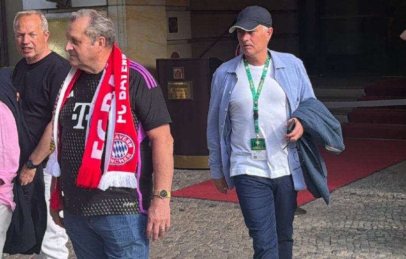 Mourinho observe Olise lors de la finale de la Coupe d'Allemagne