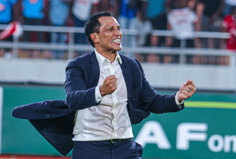 Oficialmente.. Raja anuncia la finalización de su contrato con el entrenador Fadlu Davids