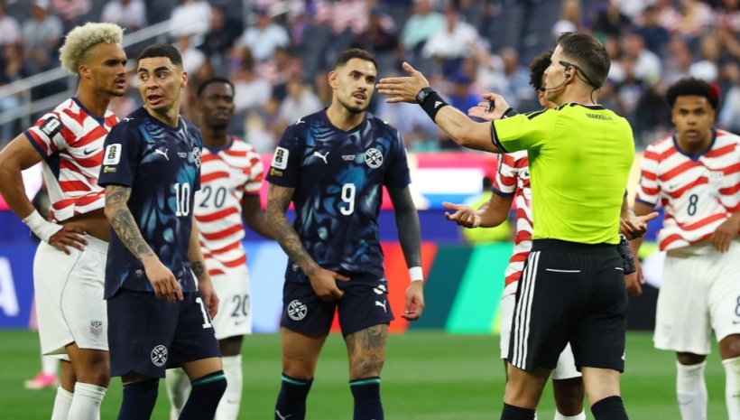 Aplicación de una de las nuevas reglas en el partido entre América y Paraguay