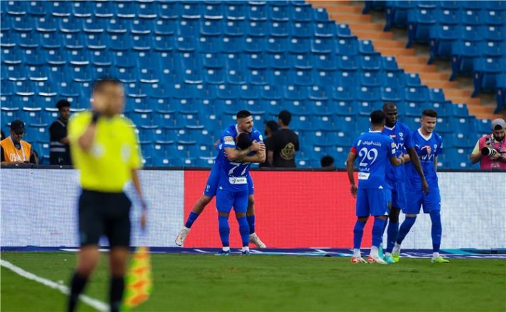 A Colombian referee manages the Al-Hilal and Al-Taawoun match