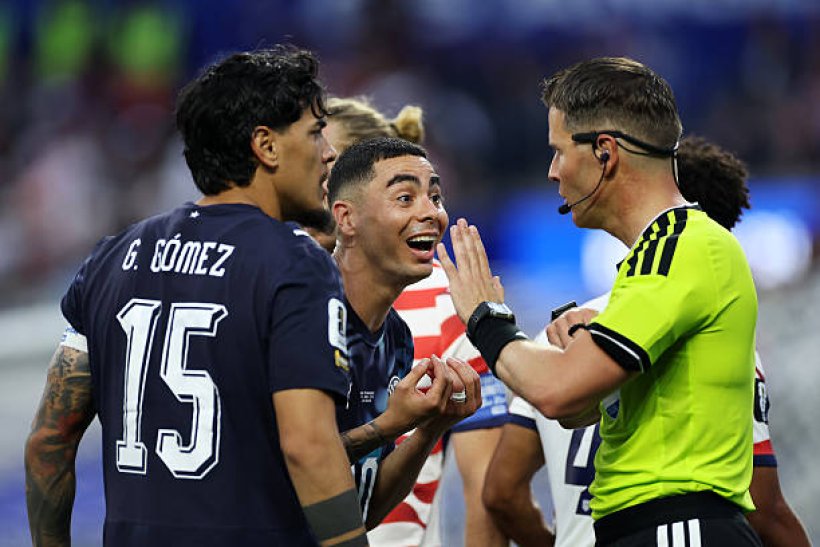 Almirón, el primer caso de expulsión en el Mundial por cubrirse la boca