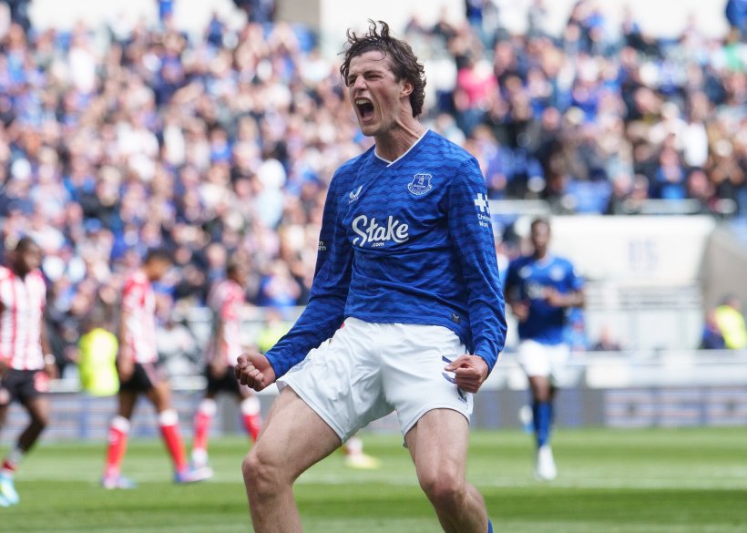 Everton activa el traspaso permanente de Merlin Roll desde Freiburg
