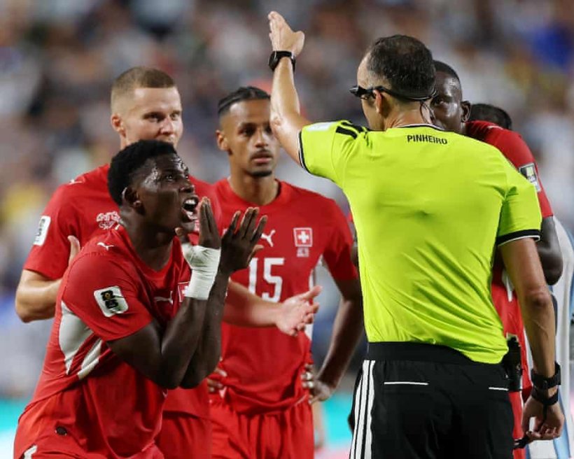 La Suisse critique le VAR après le carton rouge de Breel Embolo contre l'Argentine