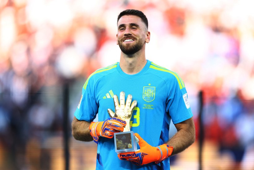 Unai Simon Wins Golden Glove Award