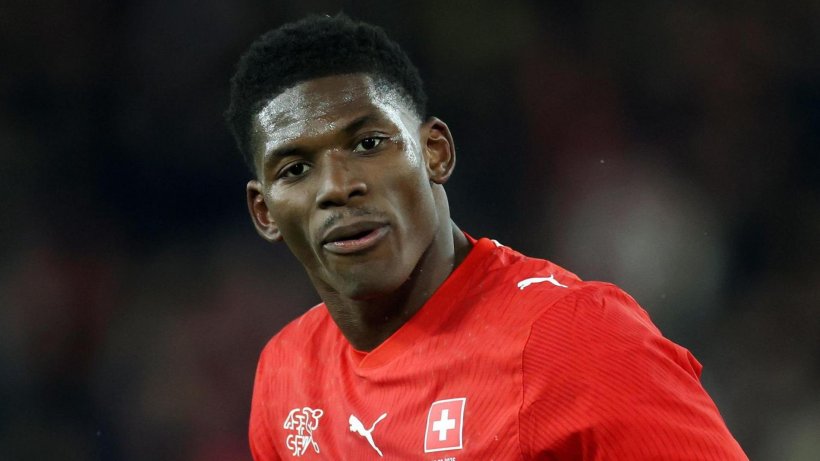 Milán y Nápoles siguen a Breel Embolo
