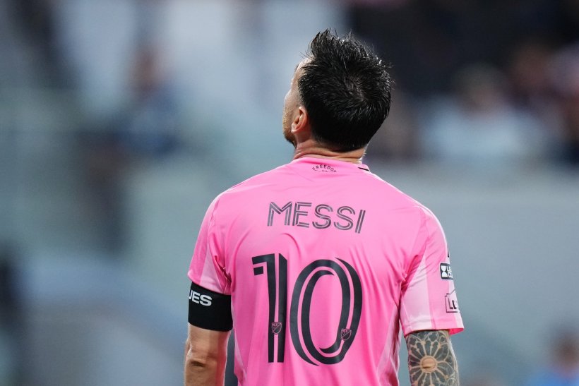 Messi Regresa al Campo en Medio de un Emotivo Tributo de los Aficionados Tras la Muerte de su Padre