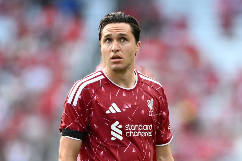 Chiesa se pierde el entrenamiento del Liverpool por una lesión