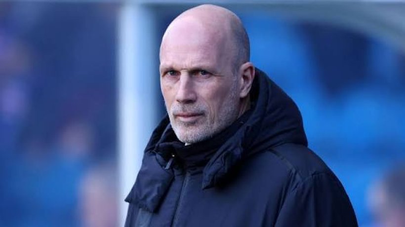 El entrenador del Norwich pierde los estribos, menciona 71 países por problemas con el VAR!