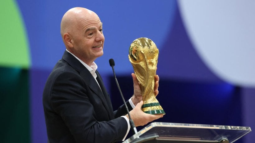Infantino s'accroche à sa candidature pour un nouveau mandat malgré la crise