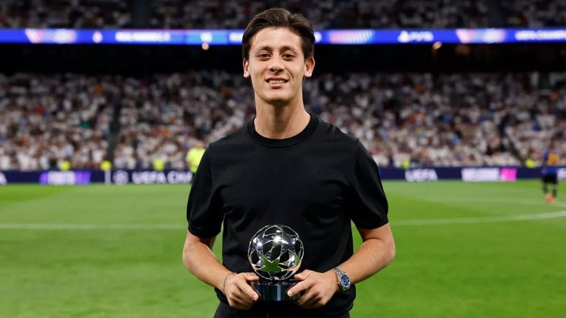 جولر يتسلم جائزة أفضل لاعب صاعد بدوري الأبطال عن الموسم الماضي