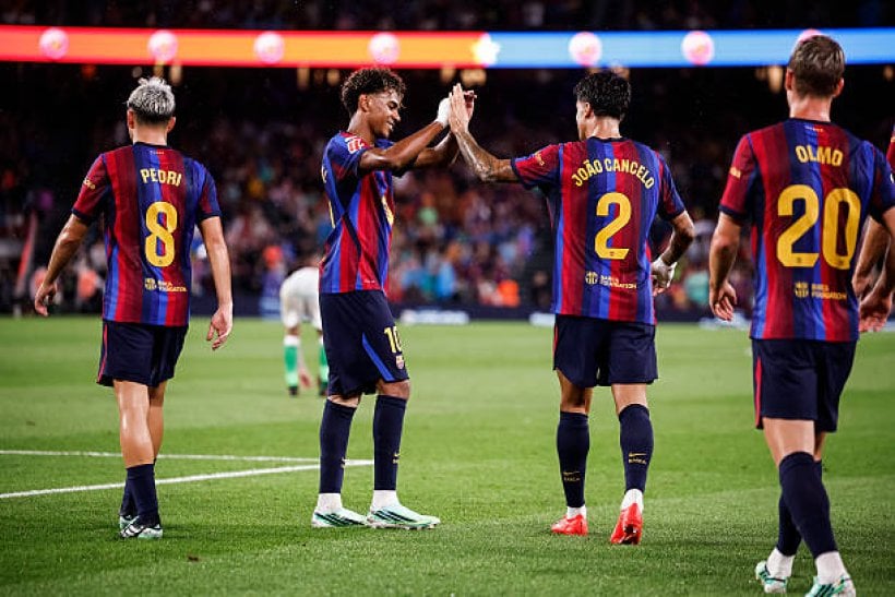 El Barcelona arrolla al Racing Santander 7-2 y mantiene el liderato de la liga