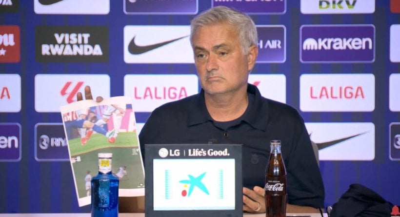 مورينيو يفجرها في المؤتمر الصحفي بصورة مثيرة للجدل
