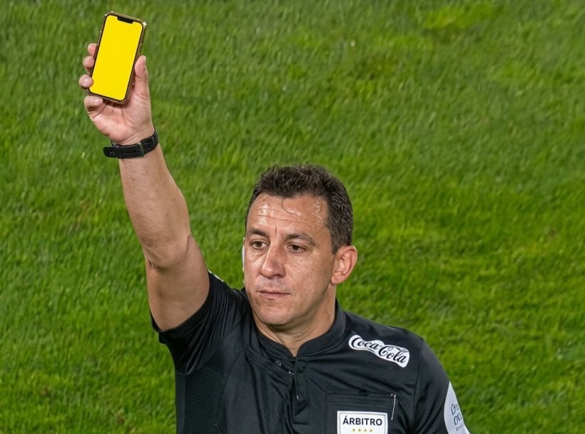 New experience in Uruguay: electronic device for displaying yellow and red cards