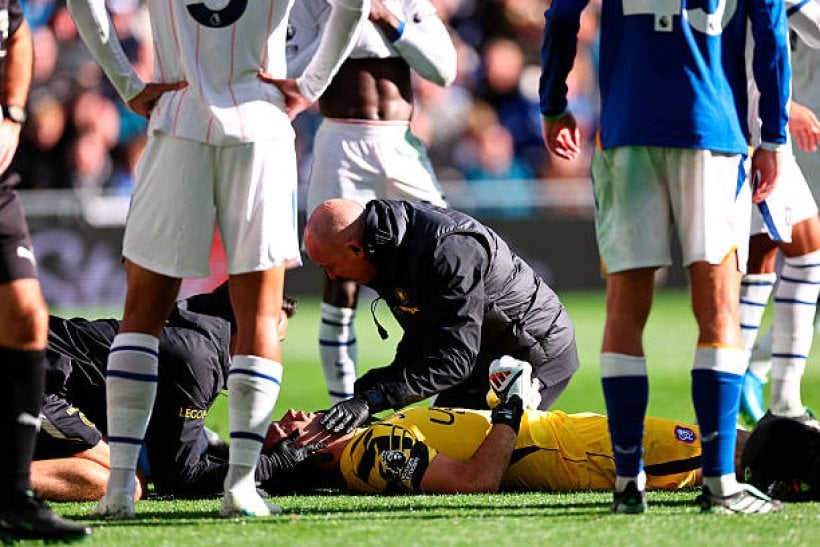 Emiliano Martínez suffers concerning injury during Everton clash