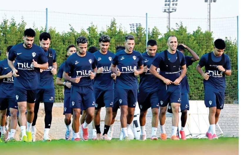 Mahmoud Gehad entrena con el balón durante la práctica del Zamalek
