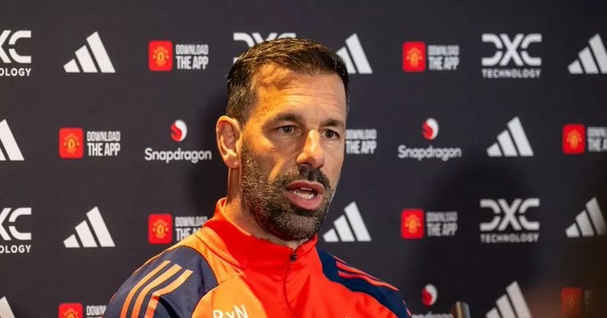 Van Nistelrooy: This is the state of the team, and I thought about coaching Man United